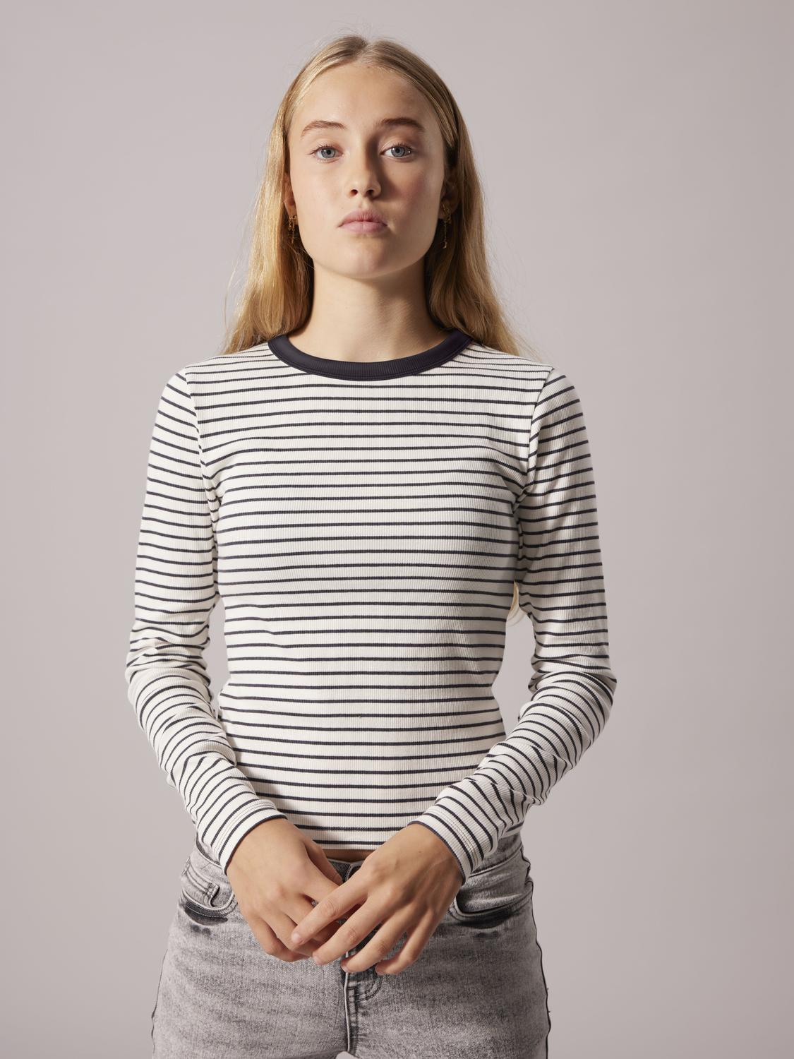 model_shot-creative